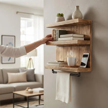 Lade das Bild in den Galerie-Viewer, Badregal aus Massivholz mit Industrial Handtuchhalter – Wandregal Kiefer geflammt – Badezimmer Regal Handarbeit – Küchenregal