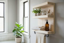 Lade das Bild in den Galerie-Viewer, Badregal aus Massivholz mit Industrial Handtuchhalter – Wandregal Kiefer natur – Badezimmer Regal Handarbeit – Küchenregal