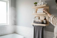 Lade das Bild in den Galerie-Viewer, Badregal aus Massivholz mit Industrial Handtuchhalter – Wandregal Kiefer natur – Badezimmer Regal Handarbeit – Küchenregal