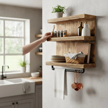 Lade das Bild in den Galerie-Viewer, Badregal aus Massivholz mit Industrial Handtuchhalter – Wandregal Kiefer geflammt – Badezimmer Regal Handarbeit – Küchenregal