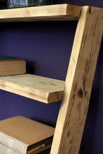 Lade das Bild in den Galerie-Viewer, Bücherregal aus massivem Holz - Geflammt
