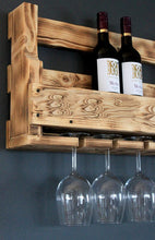 Lade das Bild in den Galerie-Viewer, Weinregal aus Holz mit Gläserhalter Geflammt