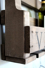Lade das Bild in den Galerie-Viewer, Weinregal aus Holz mit Gläserhalter mit VINO Schriftzug Braun