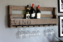 Lade das Bild in den Galerie-Viewer, Weinregal aus Holz mit Gläserhalter mit VINO Schriftzug Braun