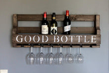 Lade das Bild in den Galerie-Viewer, Weinregal aus Holz mit Gläserhalter und GOOD BOTTLE Schriftzug Braun