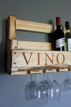 Lade das Bild in den Galerie-Viewer, Weinregal aus Holz mit Gläserhalter und VINO Schriftzug Rostoptik