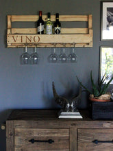 Lade das Bild in den Galerie-Viewer, Weinregal aus Holz mit Gläserhalter und VINO Schriftzug Rostoptik