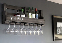 Lade das Bild in den Galerie-Viewer, Weinregal aus Holz in Schwarz mit Gläserhalter und VINO Schriftzug