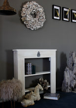Lade das Bild in den Galerie-Viewer, Hochwertiges Kaminregal in Weiß