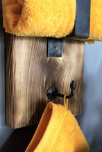 Lade das Bild in den Galerie-Viewer, Hängeregal aus massiven Holz - Geflammt