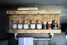 Lade das Bild in den Galerie-Viewer, Gewürzregal aus Holz für die Wand - Geflammt - 2 Stellflächen