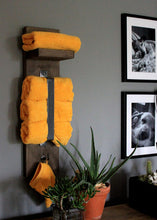 Lade das Bild in den Galerie-Viewer, Hängeregal aus massiven Holz in Braun