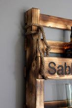 Lade das Bild in den Galerie-Viewer, Holz Whiskey Regal mit Gläserhalter mit Druck geflammt Sabbel Water