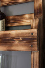 Lade das Bild in den Galerie-Viewer, Holz Whiskey Regal mit Gläserhalter mit Druck geflammt Sabbel Water