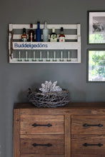 Lade das Bild in den Galerie-Viewer, Whiskey Regal mit Gläserhalter mit Druck (Weiß(gebeizt)) (Buddel Gedöns (weiß))