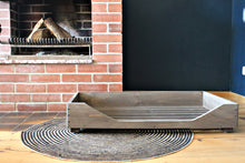 Lade das Bild in den Galerie-Viewer, Hundebett - 60-100 x 40-60 - Farbe: Braun - aus Holz für kleine/mittlere/große Hunde