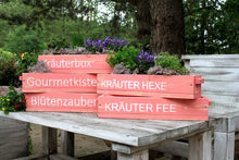 Lade das Bild in den Galerie-Viewer, Blumenkasten aus massivem Holz in Rosa mit Leinen Griffen und Aufdruck