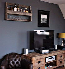 Lade das Bild in den Galerie-Viewer, Whisky Regal mit Gläserhalter Braun aus Holz