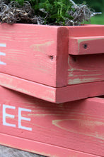 Lade das Bild in den Galerie-Viewer, Blumenkasten aus massivem Holz in Rosa mit Leinen Griffen und Aufdruck