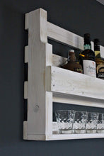 Lade das Bild in den Galerie-Viewer, Whisky Regal aus Holz mit Gläserhalter Weiß