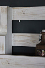 Lade das Bild in den Galerie-Viewer, Whisky Regal aus Holz - mit Gläserhalter - Weiß - Industrie Stil - fertig montiert - Wandbar