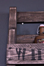 Lade das Bild in den Galerie-Viewer, Whisky Regal aus Holz - mit Gläserhalter und WHISKY Schriftzug - Braun - Industrie Stil - fertig montiert - Wandbar