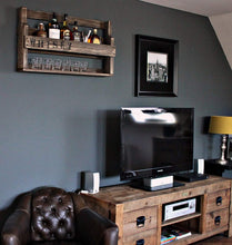 Lade das Bild in den Galerie-Viewer, Whisky Regal aus Holz - mit Gläserhalter und WHISKY Schriftzug - Braun - Industrie Stil - fertig montiert - Wandbar