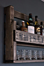 Lade das Bild in den Galerie-Viewer, Whisky Regal aus Holz - mit Gläserhalter und WHISKY Schriftzug - Braun - Industrie Stil - fertig montiert - Wandbar