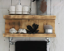 Lade das Bild in den Galerie-Viewer, Badregal aus Holz - Geflammt - Vintage Badezimmer Regal für die Wand inklusive Aufhängung für Handtücher