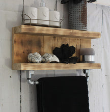 Lade das Bild in den Galerie-Viewer, Badregal aus Holz - Geflammt - Vintage Badezimmer Regal für die Wand inklusive Aufhängung für Handtücher