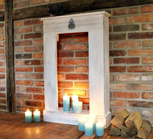 Lade das Bild in den Galerie-Viewer, Kaminkonsole Dekokamin Kaminsims aus Holz | fertig montiert (Antik Weiß (Modell 2))