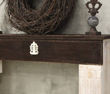 Lade das Bild in den Galerie-Viewer, Kaminumrandung Dekokamin Antik Weiß/Braun Shabby Vintage Kaminsims fertig montiert