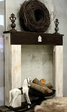 Lade das Bild in den Galerie-Viewer, Kaminumrandung Dekokamin Antik Weiß/Braun Shabby Vintage Kaminsims fertig montiert