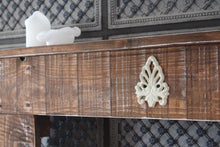 Lade das Bild in den Galerie-Viewer, Kaminumrandung Dekokamin Kaminsims Massivholz Antik braun fertig montiert