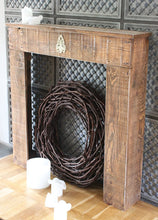 Lade das Bild in den Galerie-Viewer, Kaminumrandung Dekokamin Kaminsims Massivholz Antik braun fertig montiert