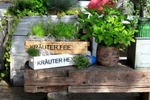 Lade das Bild in den Galerie-Viewer, Blumenkasten aus Holz in Weiß Geflammt oder Braun mit Schriftzug