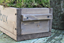 Lade das Bild in den Galerie-Viewer, Blumenkasten " Das Original von Dekorie " aus Holz mit Schriftzug und Holz Griffen 50 - 90 cm breit / 19,5 cm tief / in Braun