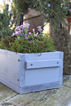 Lade das Bild in den Galerie-Viewer, Blumenkasten " Das Original von Dekorie " aus Holz mit Schriftzug und Holz Griffen 50 - 90 cm breit / 19,5 cm tief / in grau