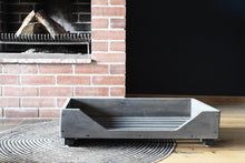 Lade das Bild in den Galerie-Viewer, Hundebett - 60-100 x 40-60 - aus Holz für kleine und mittlere Hunde in Schwarz