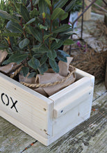 Lade das Bild in den Galerie-Viewer, Blumenkasten " Das Original von Dekorie " aus Holz mit Schriftzug und Holz Griffen 50 - 90 cm breit / 19,5 cm tief / in Weiß