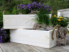 Lade das Bild in den Galerie-Viewer, Blumenkasten aus massivem Holz in Weiß mit Leinen Griffen