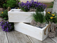 Lade das Bild in den Galerie-Viewer, Blumenkasten aus massivem Holz in Weiß mit Leinen Griffen