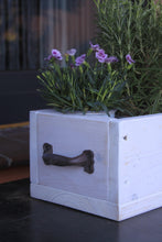 Lade das Bild in den Galerie-Viewer, Blumenkasten " Das Original von Dekorie " aus Holz mit Eisen Griffen 30 - 90 cm breit / 19,5 cm tief / in weiß