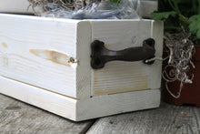 Lade das Bild in den Galerie-Viewer, Blumenkasten aus massivem Holz in Weiß mit Metall Griffen