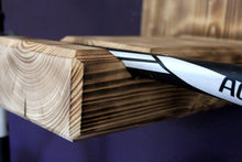 Lade das Bild in den Galerie-Viewer, Fahrrad Wandhalterung aus Holz für Rennrad oder Mountainbike - Fahrradhalterung für die Wand - auch für breite Lenker und Rahmen geflammt