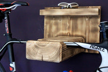Lade das Bild in den Galerie-Viewer, Fahrrad Wandhalterung aus Holz für Rennrad oder Mountainbike - Fahrradhalterung für die Wand - auch für breite Lenker und Rahmen geflammt