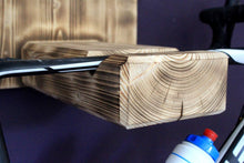 Lade das Bild in den Galerie-Viewer, Fahrrad Wandhalterung aus Holz für Rennrad oder Mountainbike - Fahrradhalterung für die Wand - auch für breite Lenker und Rahmen geflammt