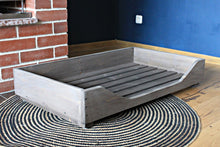 Lade das Bild in den Galerie-Viewer, XXL Hundebett aus Holz für große Hunde - 110 oder 120 cm Hundekorb/Hundesofa