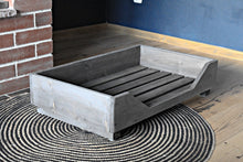Lade das Bild in den Galerie-Viewer, XXL Hundebett aus Holz für große Hunde - 110 oder 120 cm Hundekorb/Hundesofa
