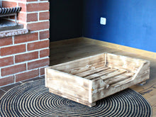 Lade das Bild in den Galerie-Viewer, XXL Hundebett aus Holz für große Hunde - 110 oder 120 cm Hundekorb/Hundesofa